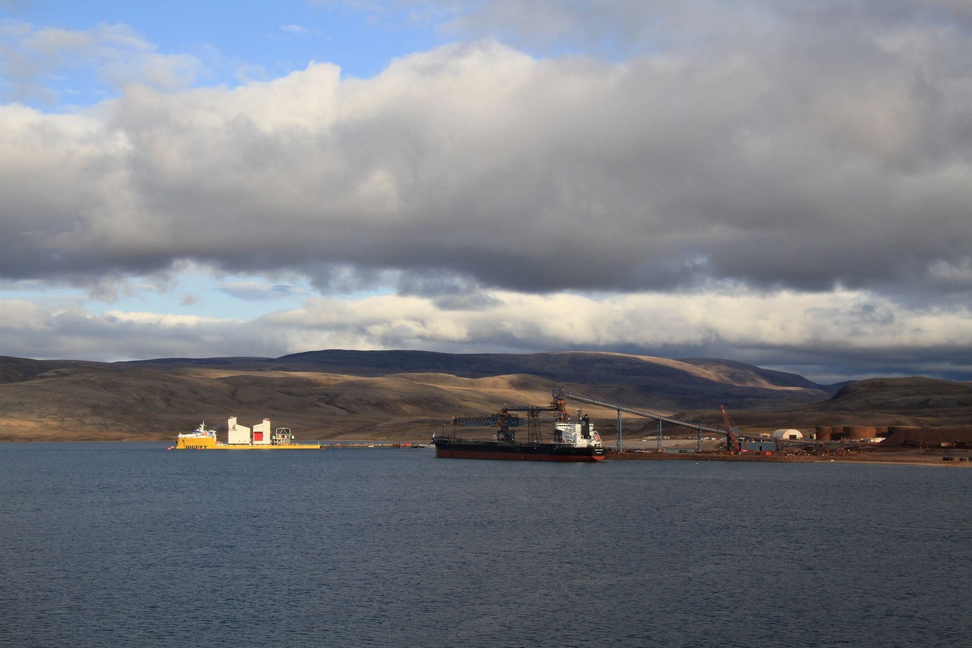 Heavy-lift vessel and bulk carrier at an Arctic loading terminal